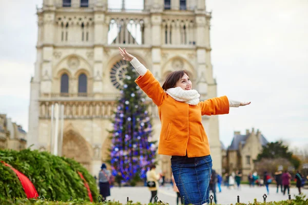 Happy young tourist in Paris on a Christmas day — Stock Photo, Image