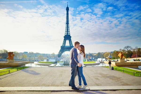 Молодих, закоханих пара в Парижі — стокове фото