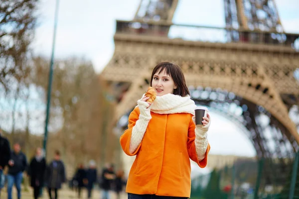 Jonge vrouw met take-away koffie — Stockfoto