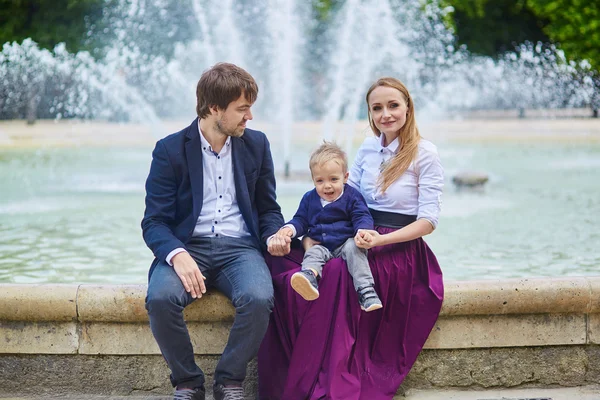 Glad familj på tre i Paris — Stockfoto