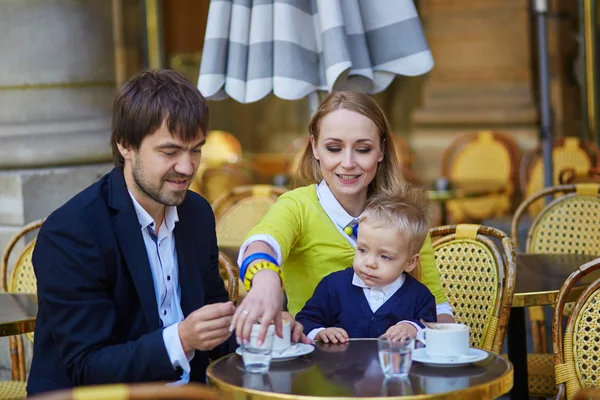 En lykkelig familie på tre i Paris – stockfoto