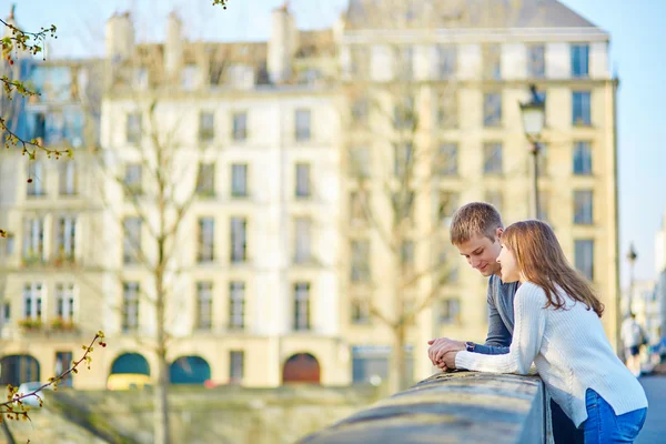 Jovem casal amoroso em Paris — Fotografia de Stock