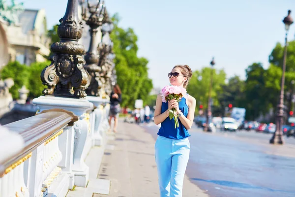Mujer joven en París en un día de verano — Foto de Stock