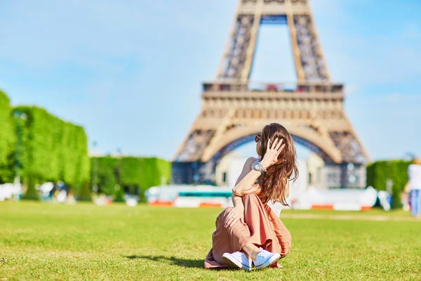 Junge Frau in Paris an einem Sommertag — Stockfoto