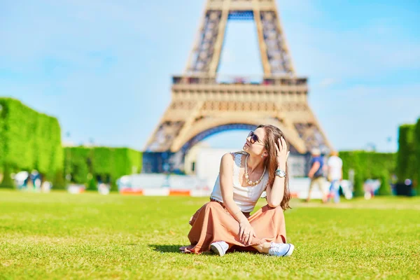 Young woman in Paris on a summer day — Stock fotografie