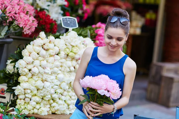 Femme parisienne sélectionnant les pivoines dans la boutique de fleurs — Photo