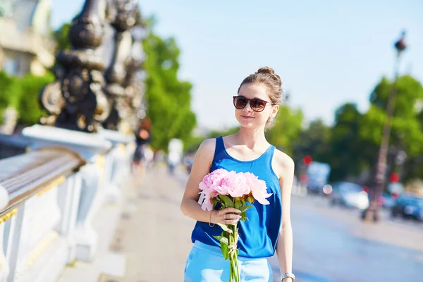 Young Parisian woman with pink peonies — 图库照片