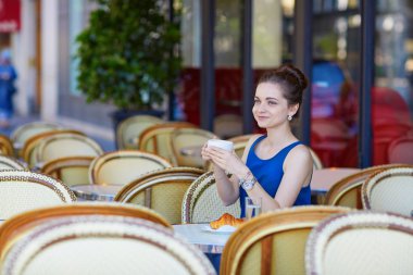 Güzel genç Paris kadın Cafe