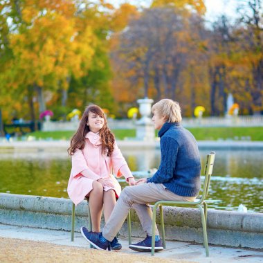 Paris'te genç Romantik Çift