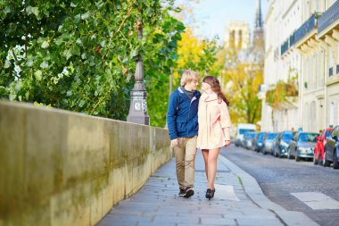 Paris'te genç Romantik Çift