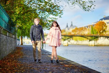 Paris'te genç Romantik Çift