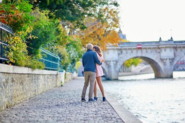 Paris'te genç Romantik Çift