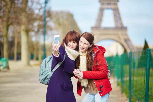 Duas meninas alegres em Paris fazendo selfie — Fotografia de Stock