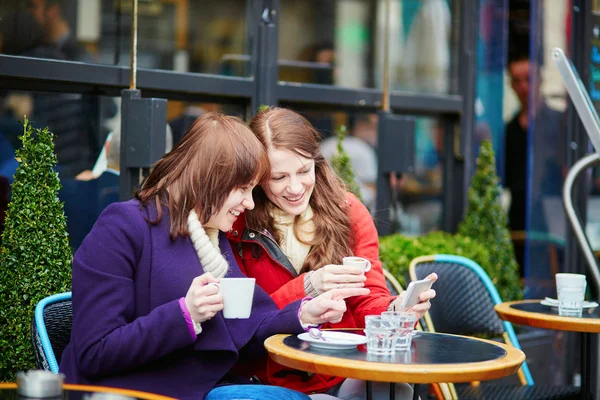 Deux belles jeunes filles buvant du café — Photo