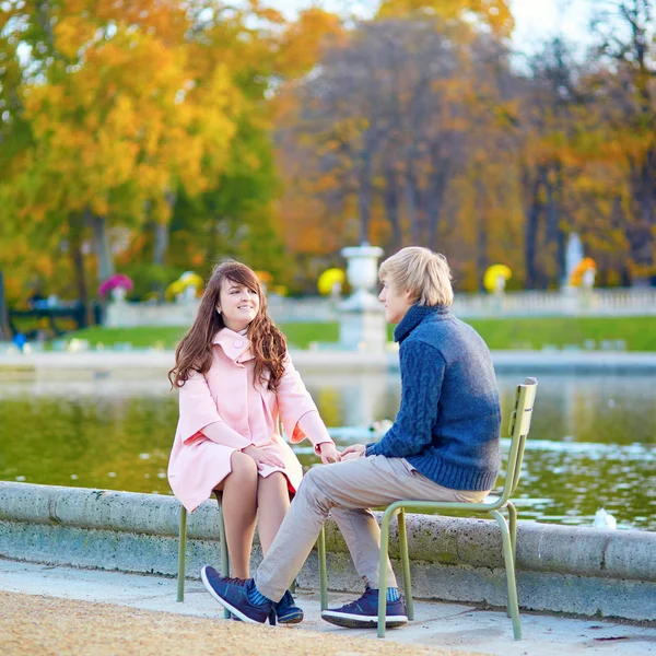 Mladý romantický pár v Paříži — Stock fotografie