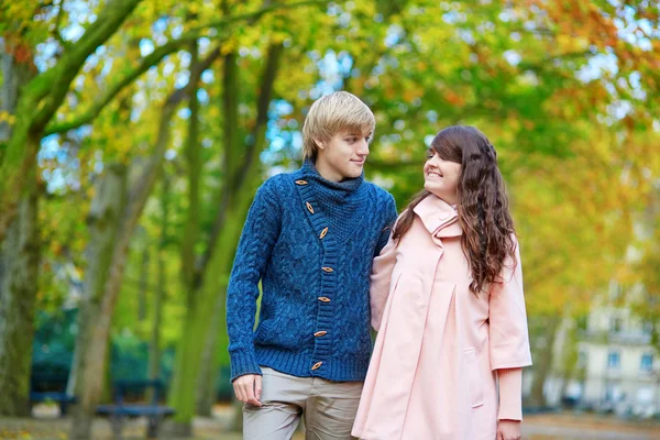 Jeune couple romantique à Paris — Photo