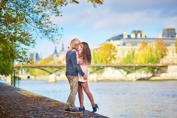 Mladý romantický pár v Paříži — Stock fotografie