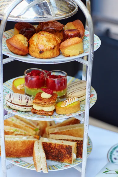 Selección de sándwiches y pasteles de lujo — Foto de Stock