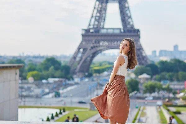 Красива молода жінка паризьких поблизу: Ейфелева вежа — стокове фото