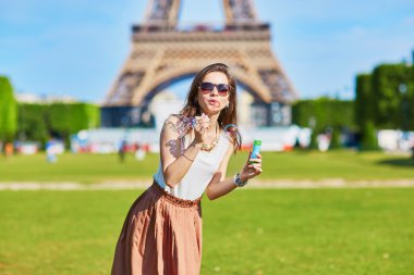Eiffel tower yakınındaki genç turizm