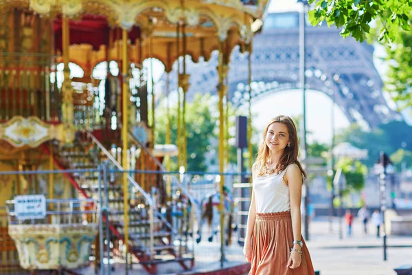 Femme près de la tour Eiffel et manège — Photo