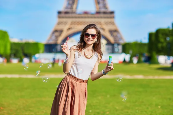 Junge Touristin in der Nähe des Eiffelturms — Stockfoto