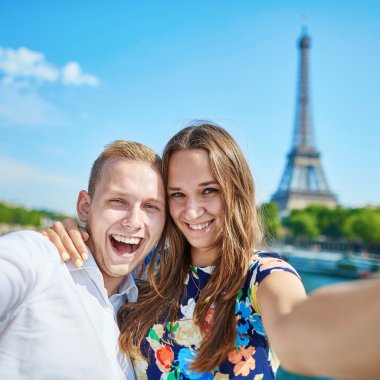 Bir yaz gününde Paris Romantik Çift