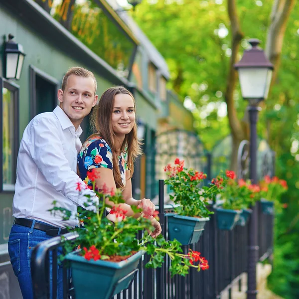 Romantisch paar op montmartre — Stockfoto