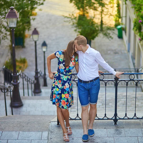 Casal romântico em Montmartre — Fotografia de Stock