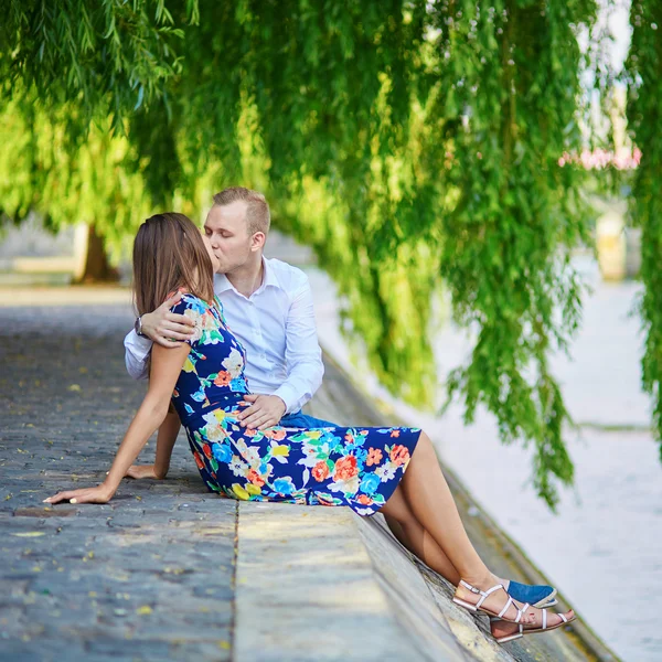 Pareja romántica en París en un día de verano —  Fotos de Stock