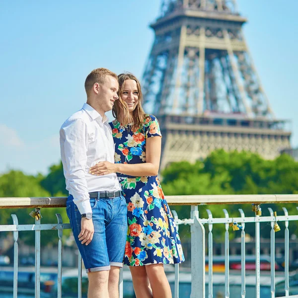 Casal romântico em Paris em um dia de verão — Fotografia de Stock