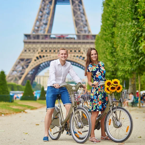 Ρομαντικό ζευγάρι στο Παρίσι σε μια καλοκαιρινή μέρα — Φωτογραφία Αρχείου