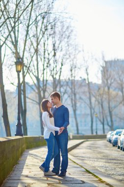 Romantik sevgi dolu iki Paris içinde kalma
