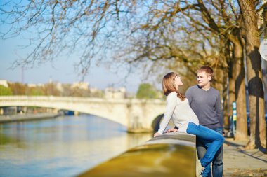 Romantik sevgi dolu iki Paris içinde kalma