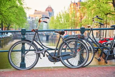 Bir köprü Amsterdam'da Bisiklet park