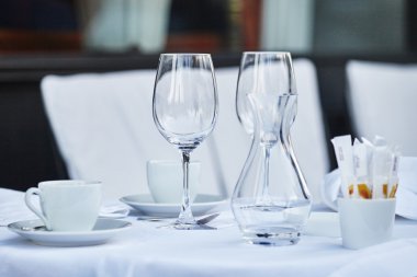 Boş şarap bardakları ve kahve fincanı