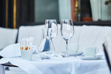 Boş şarap bardakları ve kahve fincanı