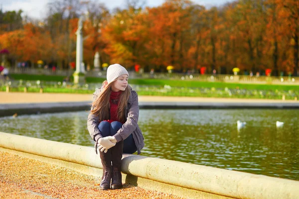 パリの秋の日を楽しんでいる女の子 — ストック写真