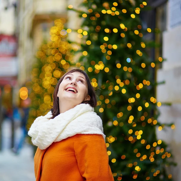 Fröhliche junge Frau an einem Wintertag in Paris — Stockfoto