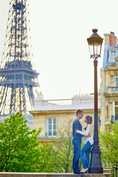 Молодий романтична пара в Парижі — стокове фото