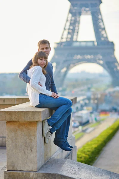 Unga romantiska par i Paris — Stockfoto