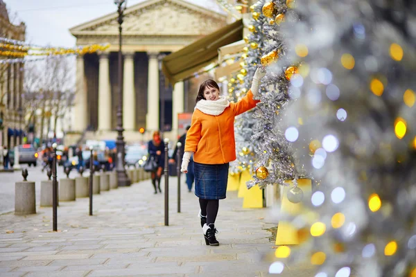 Happy young tourist in Paris on a winter day — Stock Photo, Image