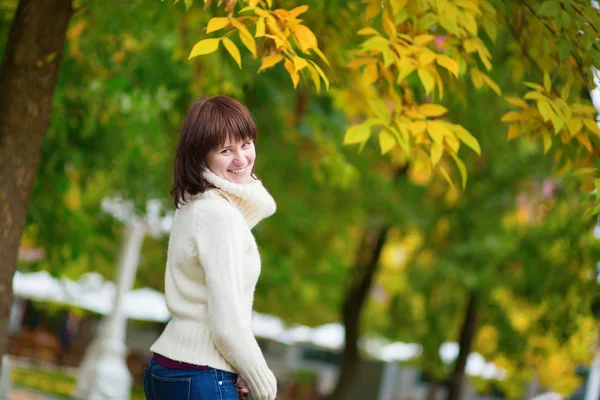 Chica al aire libre en un día de otoño brillante —  Fotos de Stock