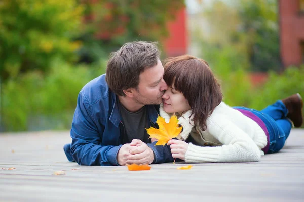 Jóvenes citas pareja en un día de otoño —  Fotos de Stock