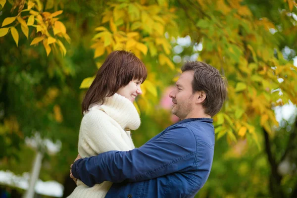 若い秋の日のカップルのデート — ストック写真