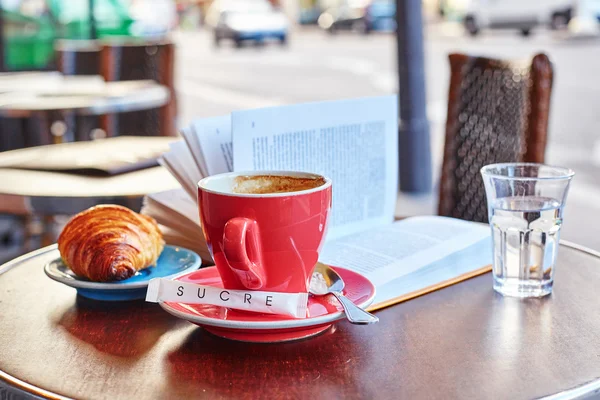 Colazione in un caffè di strada parigino — Foto Stock