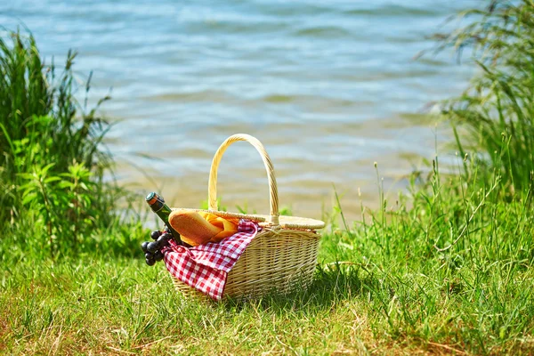 Piknik kosár, élelmiszer, a víz közelében — Stock Fotó