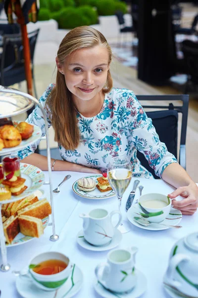 Belle jeune femme appréciant le thé de l'après-midi — Photo