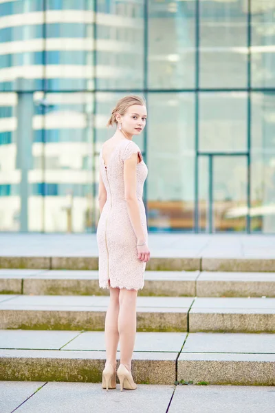 Beautiful young business woman — Stock Photo, Image