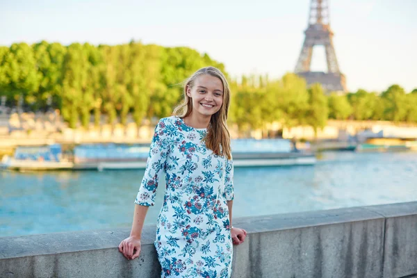 Giovane bella ed elegante donna parigina — Foto Stock